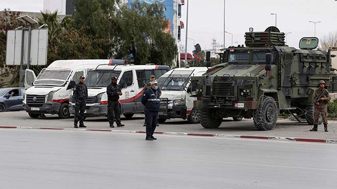القوات العسكرية والشرطة وسط مدينة تونس 